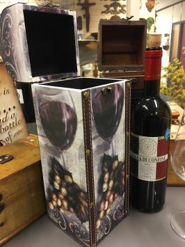 Houten kist voor een fles wijn, rechtop, wijn + druif